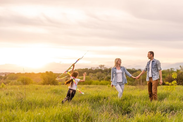 Jeune famille heureuse dans un champ.