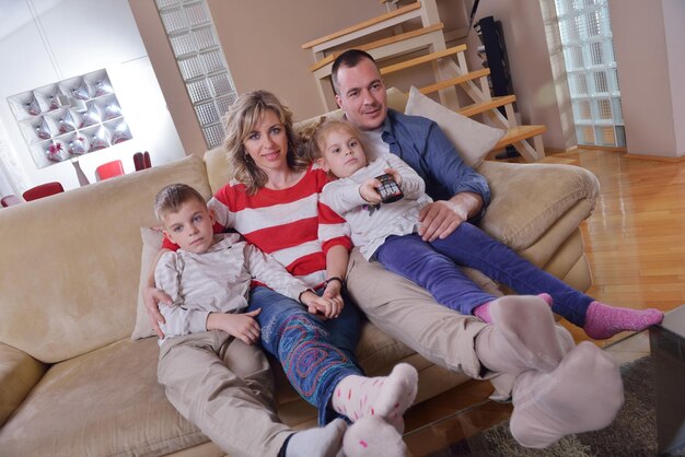 une jeune famille heureuse à la maison