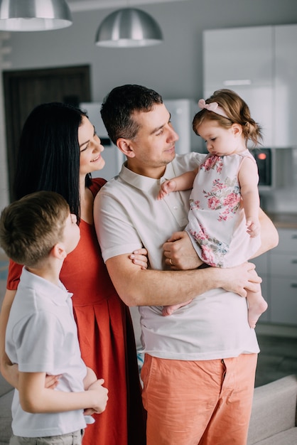 Jeune famille heureuse en pleine position à la maison