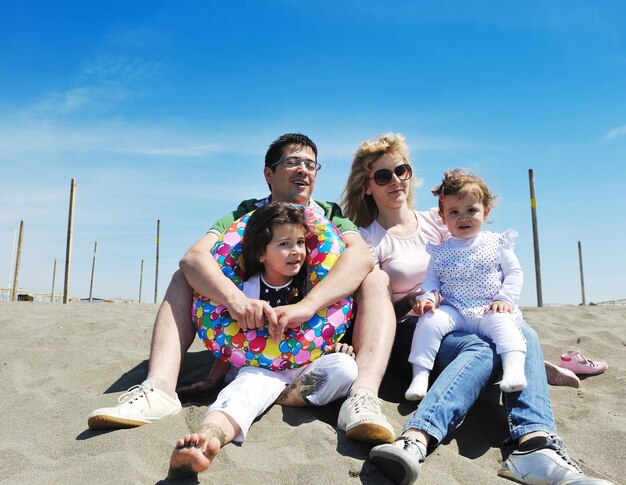 jeune famille heureuse s'amuser et vivre une vie saine sur la plage