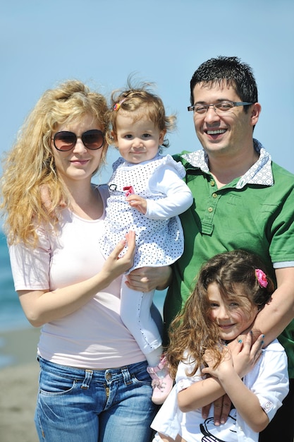 jeune famille heureuse s'amuser et vivre une vie saine sur la plage