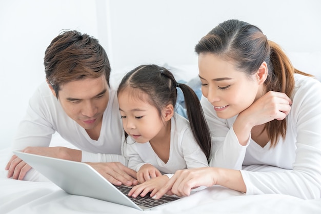 Jeune famille heureuse, se détendre à la maison