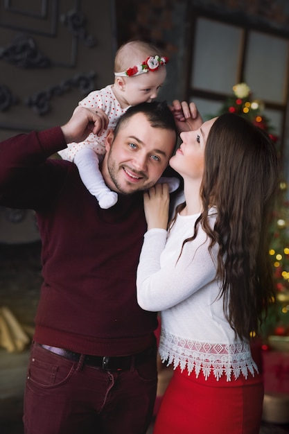 Une jeune famille heureuse la veille de Noël.