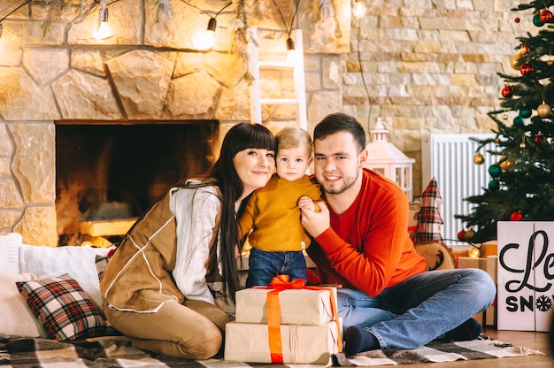 Jeune famille à l&#39;intérieur de Noël