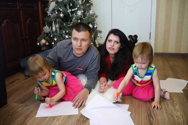 Jeune famille avec des jumelles pendant les vacances du Nouvel An