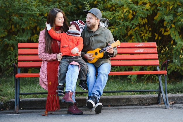 Jeune famille marchant dans le parc. Automne.