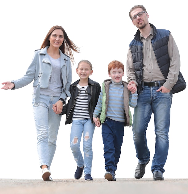 Jeune famille moderne avec photo de deux enfants avec espace de copie