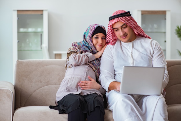 Jeune famille musulmane arabe avec une femme enceinte qui attend un bébé