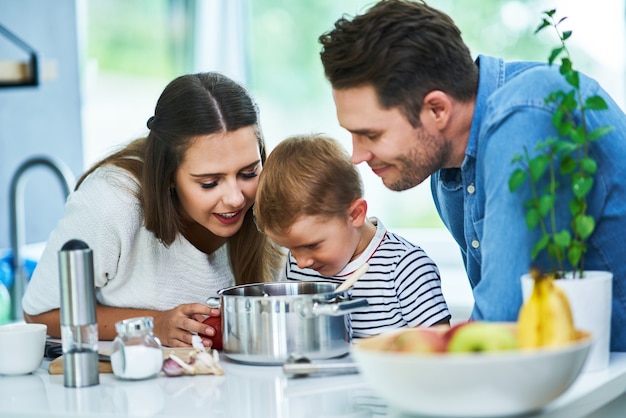 jeune famille passant du temps ensemble dans la cuisine