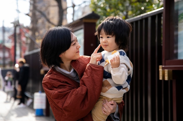 Photo jeune famille passant du temps avec leur tout-petit