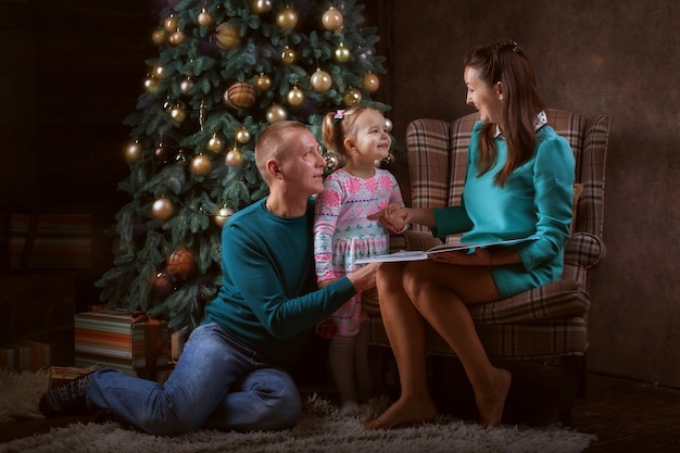 Jeune famille près de l'arbre de Noël