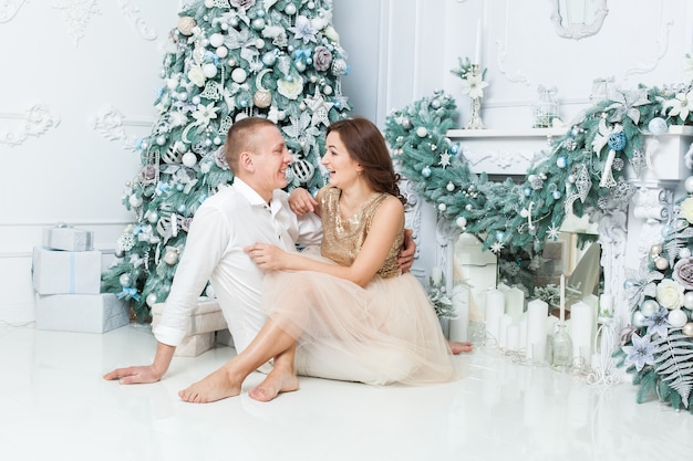 Jeune famille près de l'arbre de Noël