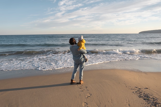 Photo jeune famille profitant de leur voyage