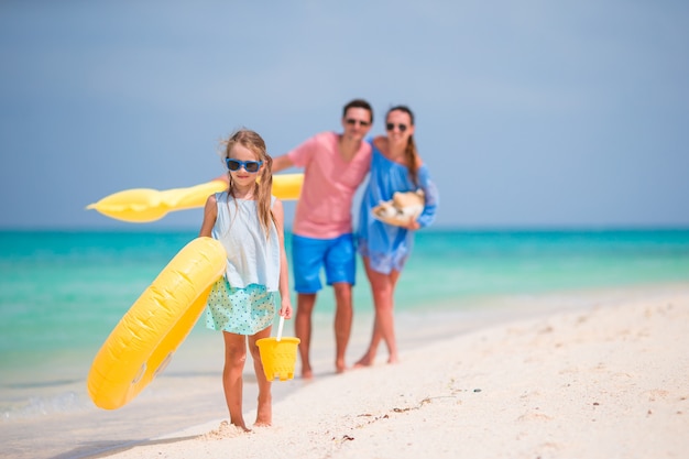 Jeune famille profiter de vacances à la plage