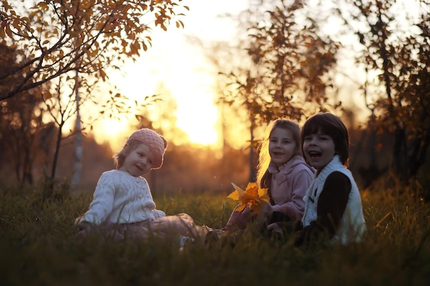 Jeune Famille En Promenade Dans Le Parc D'automne Par Une Journée Ensoleillée Bonheur D'être Ensemble