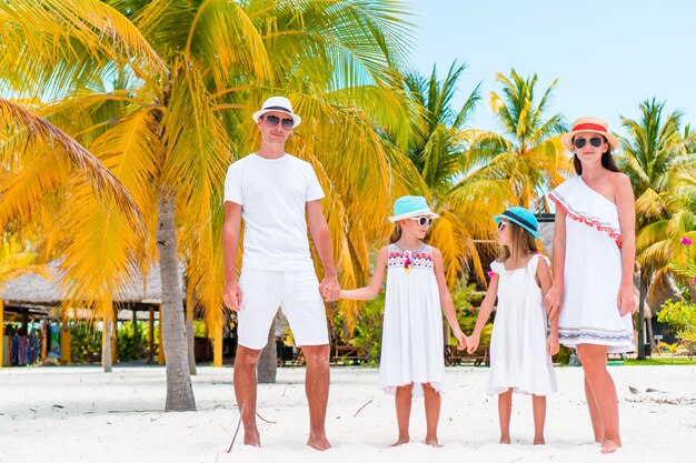 Jeune famille de quatre personnes en vacances d'été