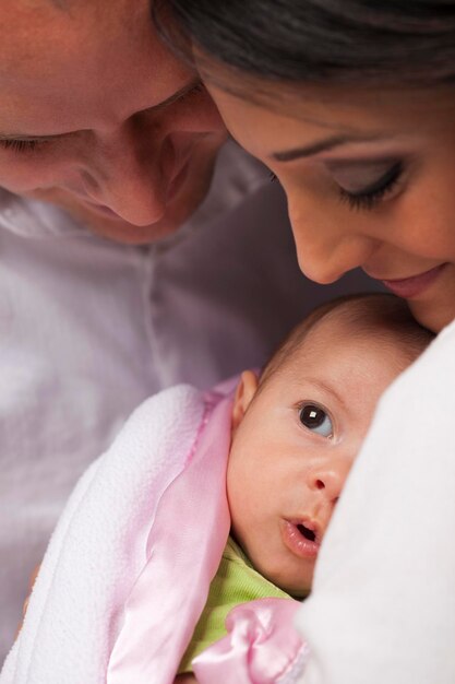 Une jeune famille de race mixte avec un nouveau-né