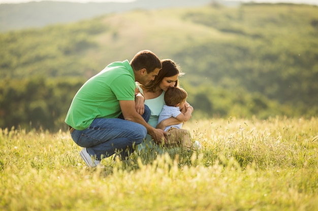 Photo jeune famille s'amuser en plein air dans le domaine