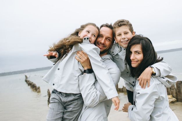 une jeune famille s&#39;amuser près de la mer sur un fond de bateau