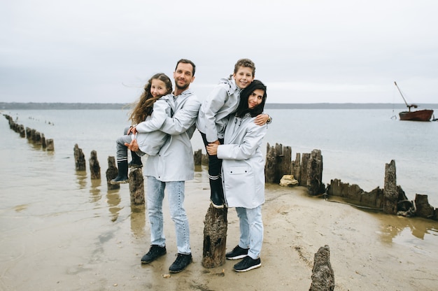 une jeune famille s&#39;amuser près de la mer sur un fond de bateau