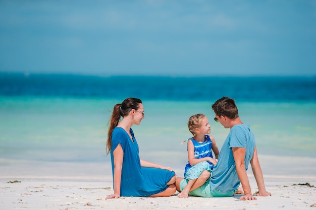 La jeune famille en vacances s'amuse beaucoup