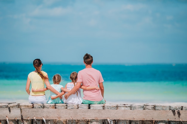 La jeune famille en vacances s'amuse beaucoup