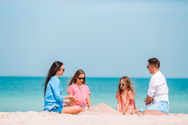 La jeune famille en vacances s'amuse beaucoup