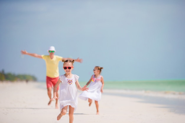 Jeune famille en vacances s'amuse beaucoup