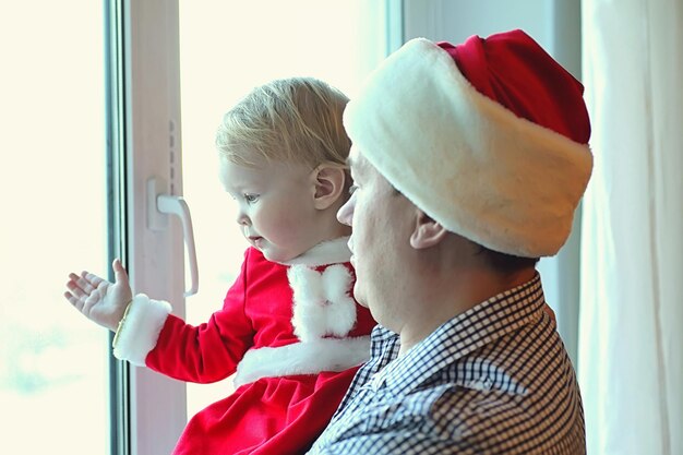 Jeune Famille à La Veille Des Vacances Du Nouvel An à La Maison