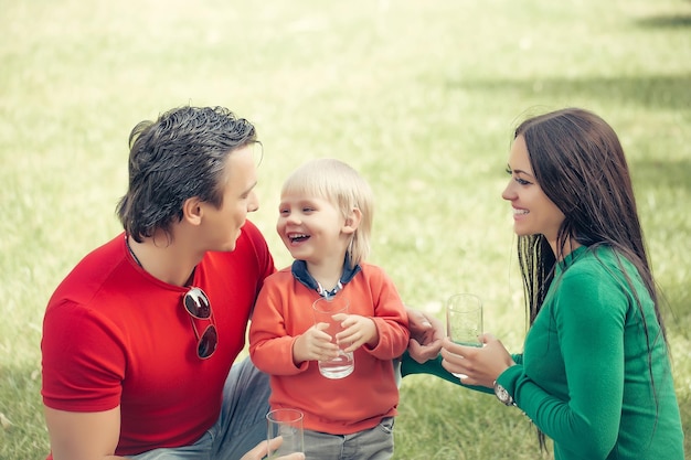 Jeune famille avec des verres à eau