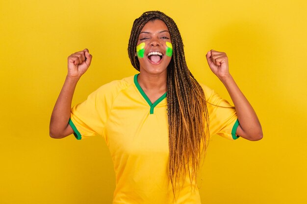 Photo jeune fan de football brésilien célébrant l'équipe de football brésilienne vibrante