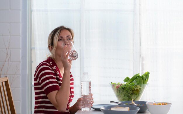 Une jeune femelle avec de l'eau potable propre, ce qui est important pour sa santé, la maintient libre de maladies.