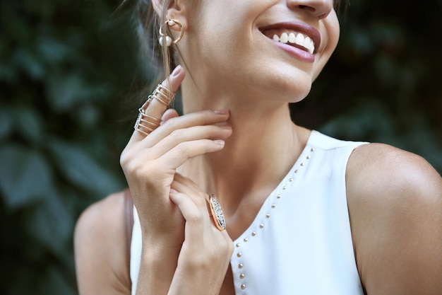 Jeune femme avec des accessoires élégants closeup