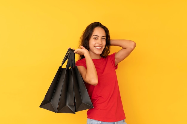 Jeune femme, sur, achats, à, sacs noirs