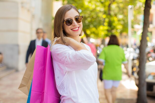 jeune femme, achats, sourire