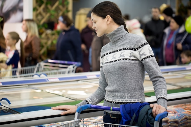 Jeune, femme, achats, supermarché