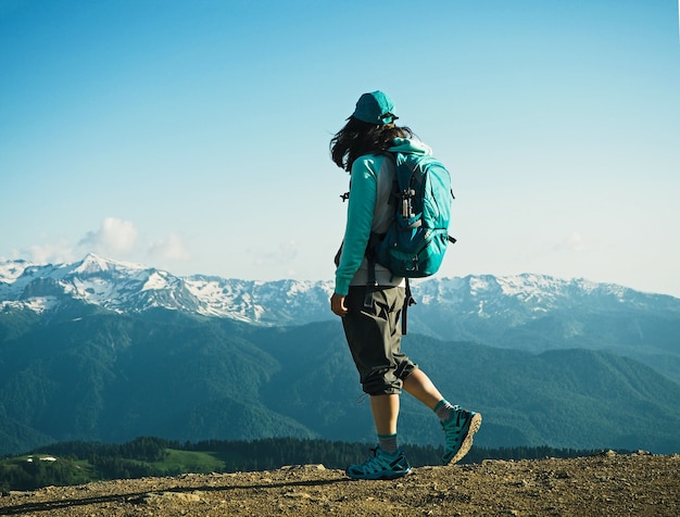 Jeune femme active marchant au fond des montagnes