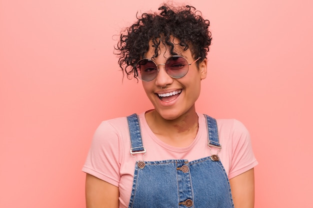 Jeune femme adolescente afro-américaine mixte criant vers le ciel, levant les yeux, frustrée.