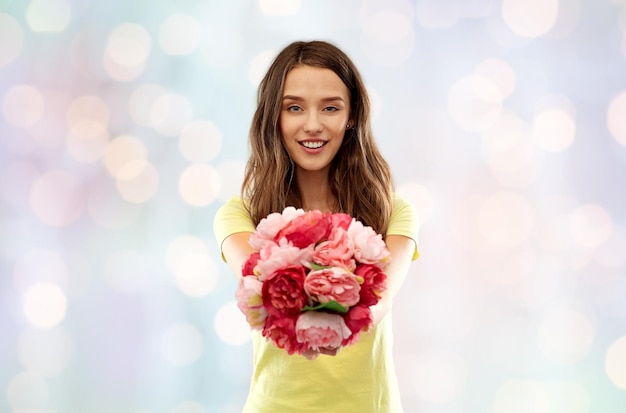 jeune femme ou adolescente avec un bouquet de fleurs