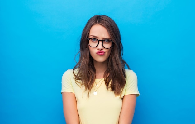 une jeune femme ou une adolescente avec des lunettes qui froncent les sourcils