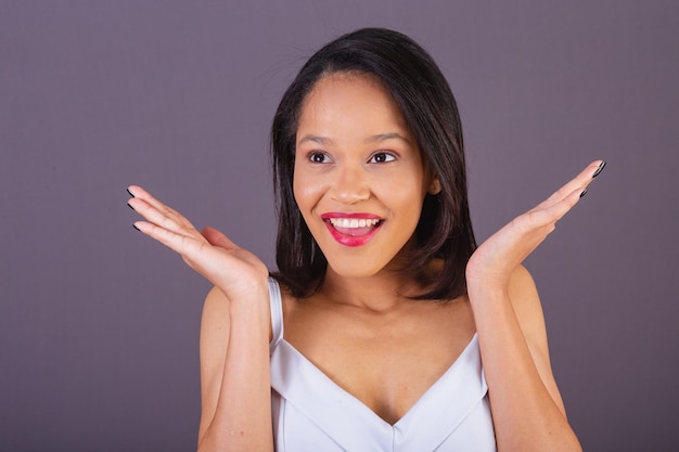 Jeune femme adulte du nord-est du brésil visage photo gros plan surpris signe de bonheur très heureux