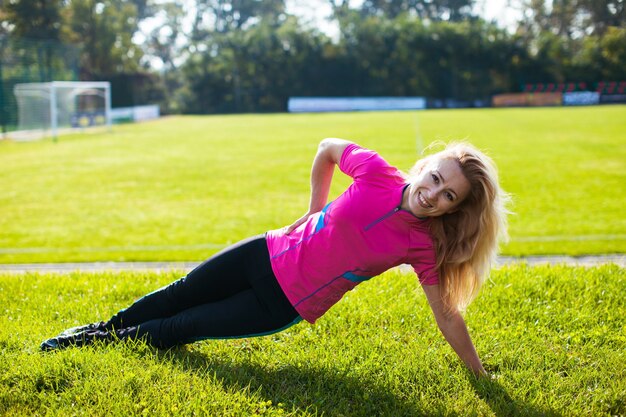Une Jeune Femme Adulte Fait Des Exercices De Gymnastique à L'extérieur. Vie Libre Saine Et Sportive