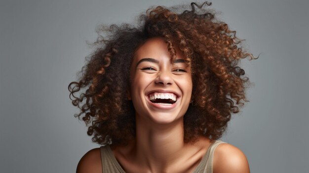 une jeune femme adulte joyeuse souriante avec les dents exposées