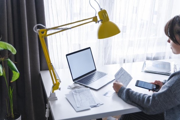 Jeune femme adulte à la maison prendre une photo du document