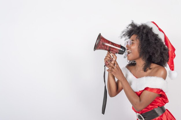 Jeune femme adulte noire chantant avec un mégaphone fête de noël