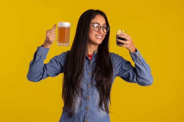 Jeune femme adulte en studio photos faisant des expressions faciales et tenant un verre de bière et une tasse de café
