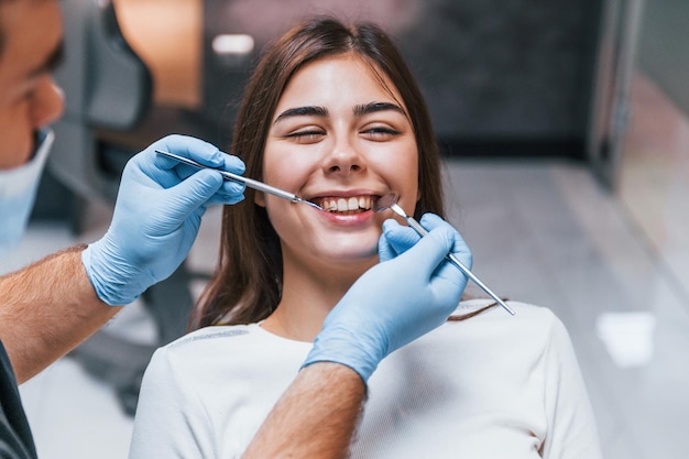 Une jeune femme adulte a une visite à la clinique du dentiste. Conception de la stomatologie.