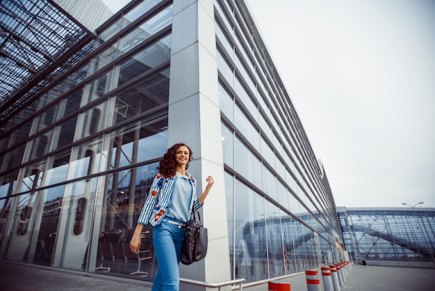 Jeune femme à l'aéroport