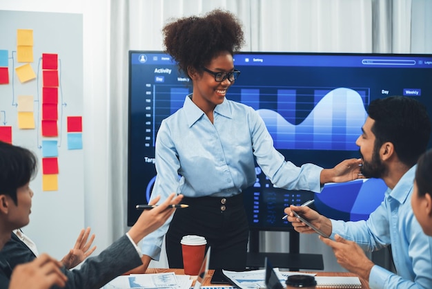 Jeune femme d'affaires africaine présentant un tableau de bord d'analyse de données sur TV Concord