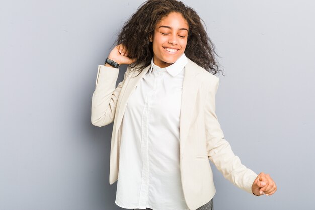 Photo jeune femme d'affaires afro-américaine danser et s'amuser